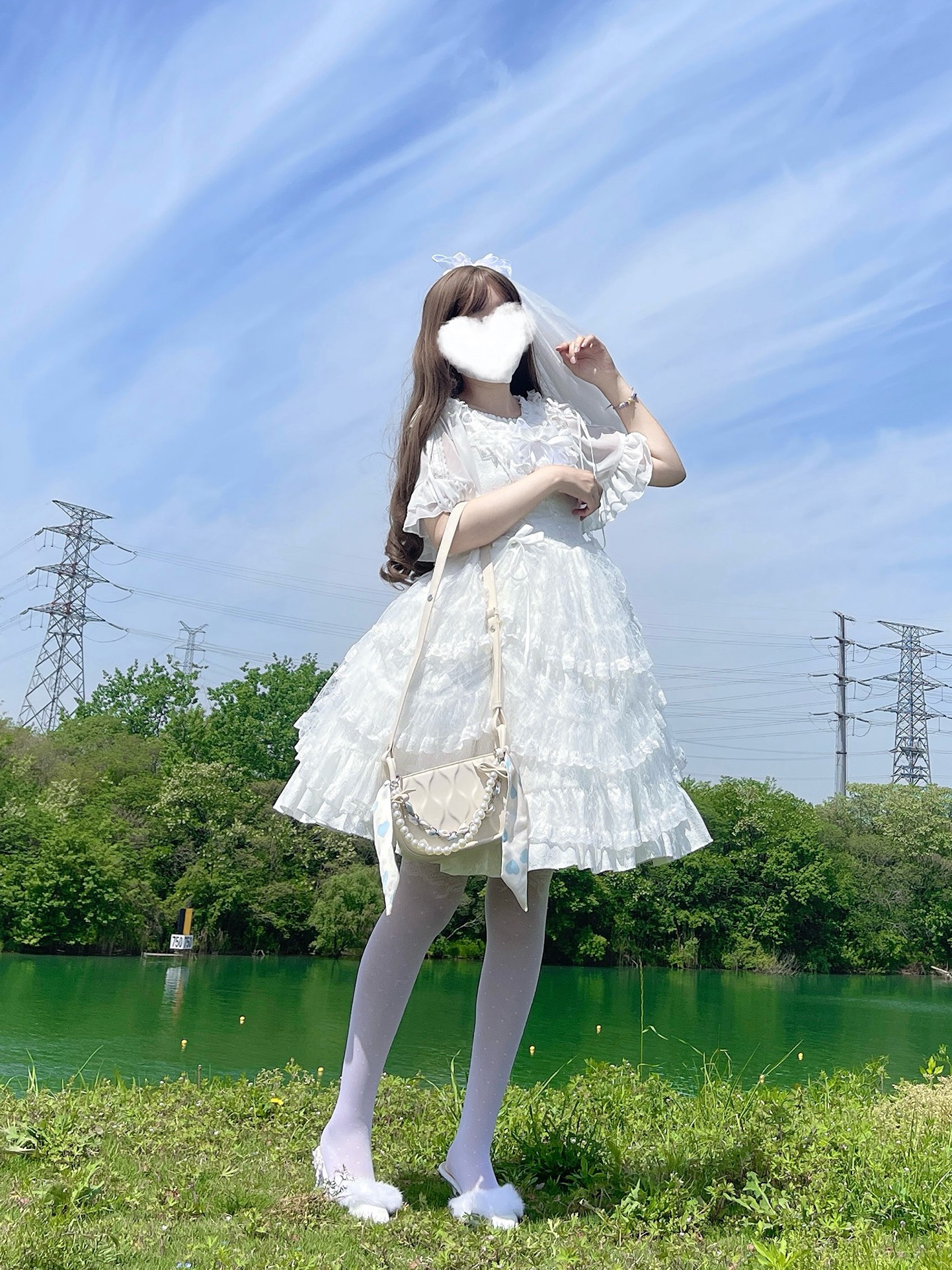 纯白优雅lo裙在草地拍照也太美啦