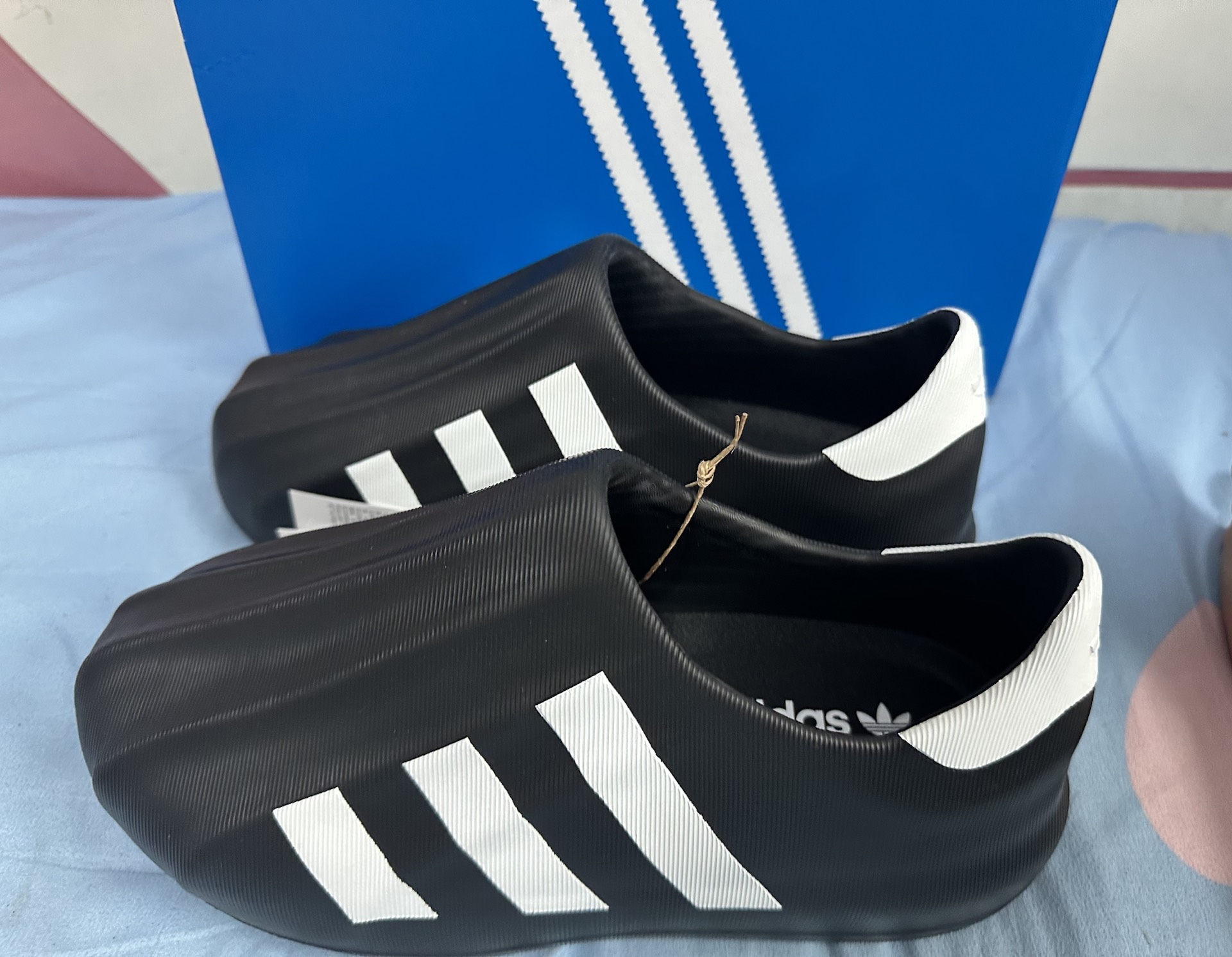 阿迪黑贝壳头拖鞋