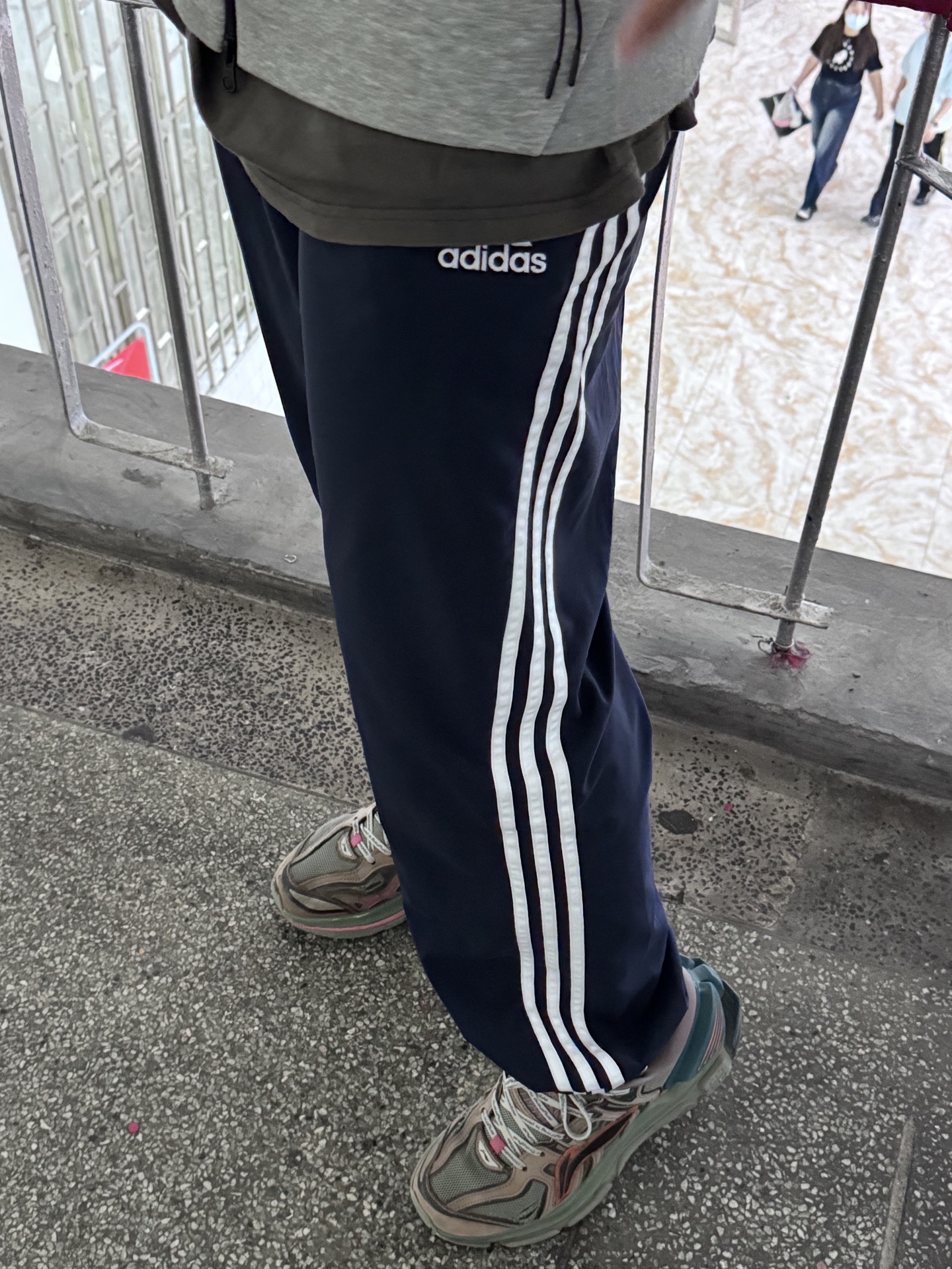 经典阿迪三杠的裤子 上身之后真的很绝!