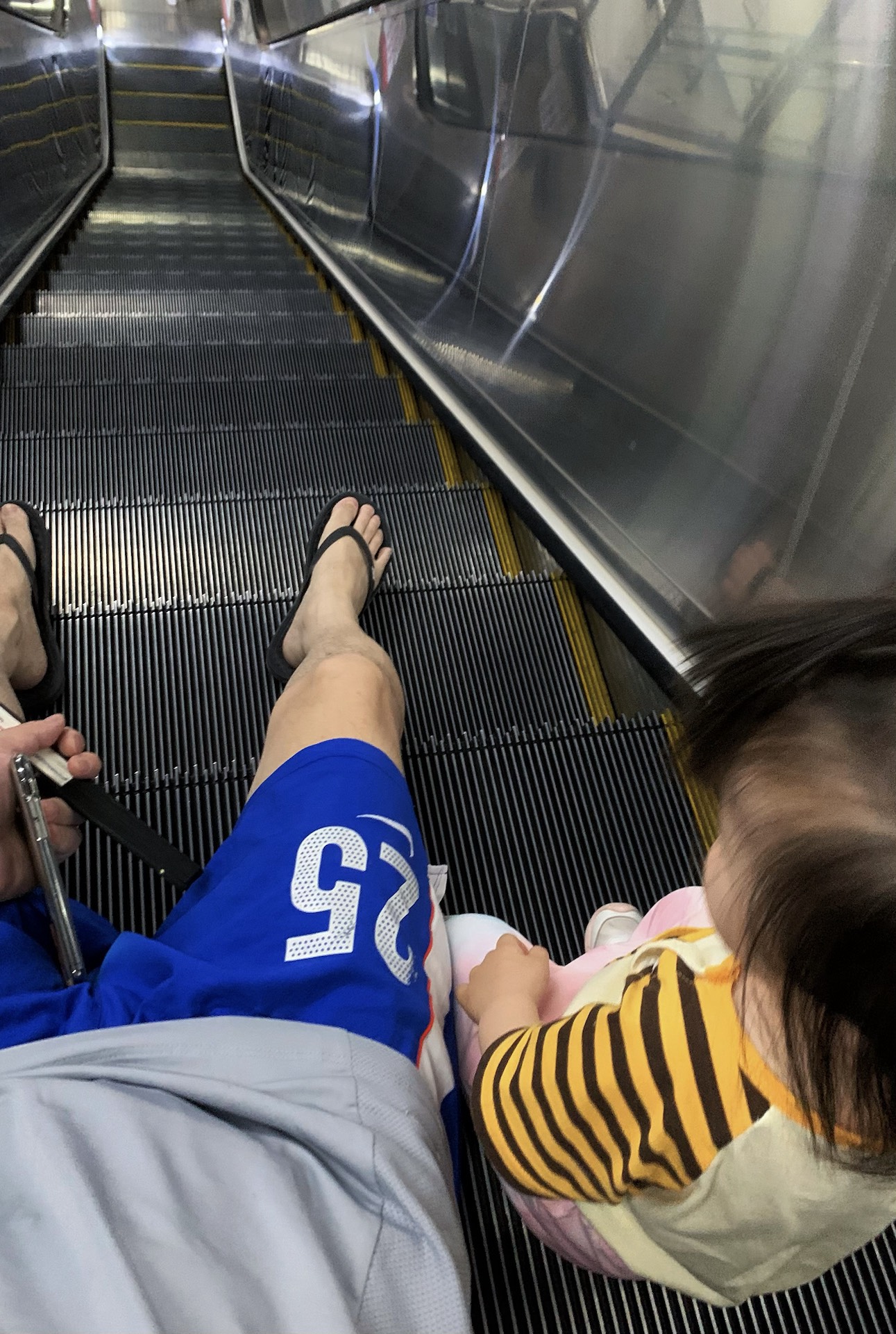 喜欢坐电梯的小孩姐