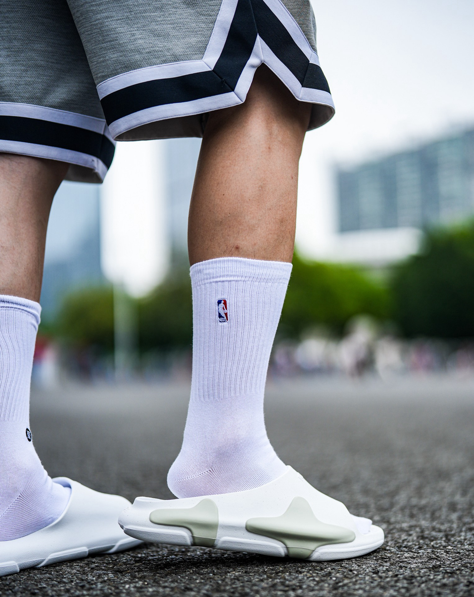 白色长袜77拖鞋 出行穿搭挺和谐02