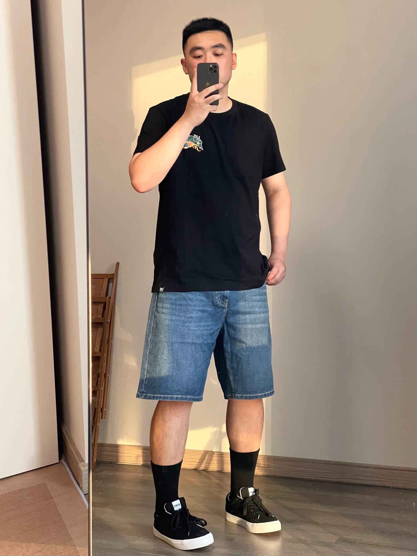 夏季男生牛仔短裤的两种搭配