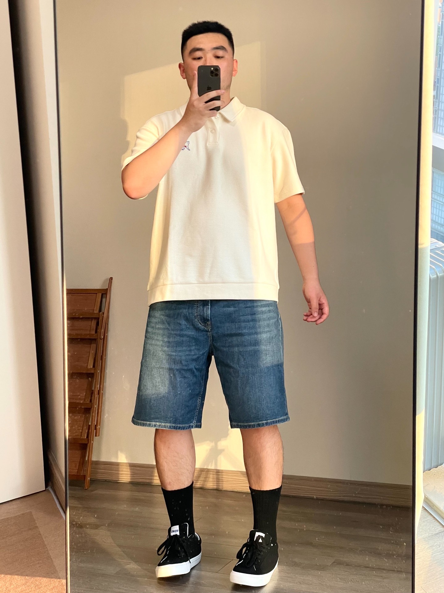 夏季男生牛仔短裤的两种搭配