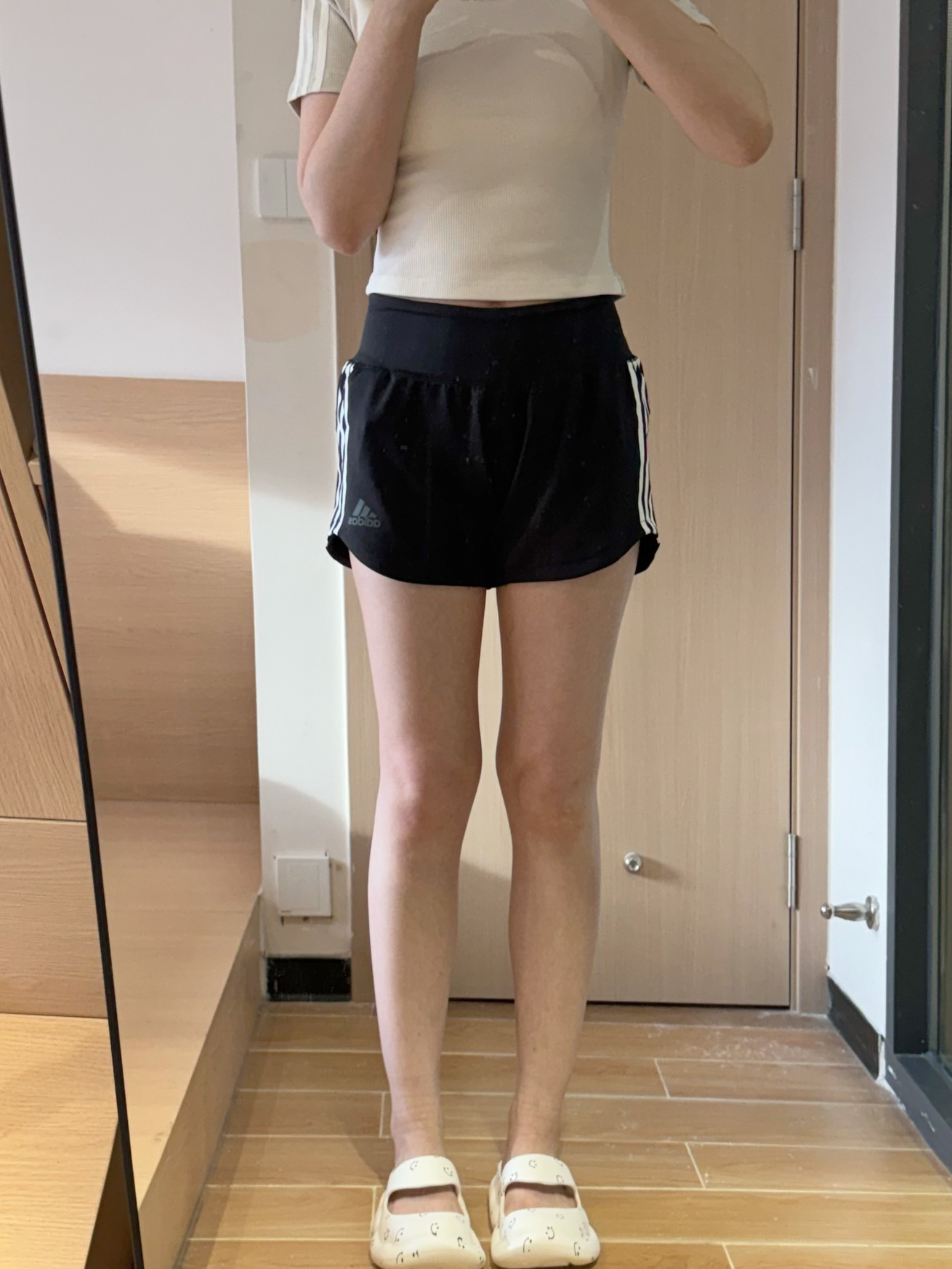 阿迪达斯辣妹短裤
