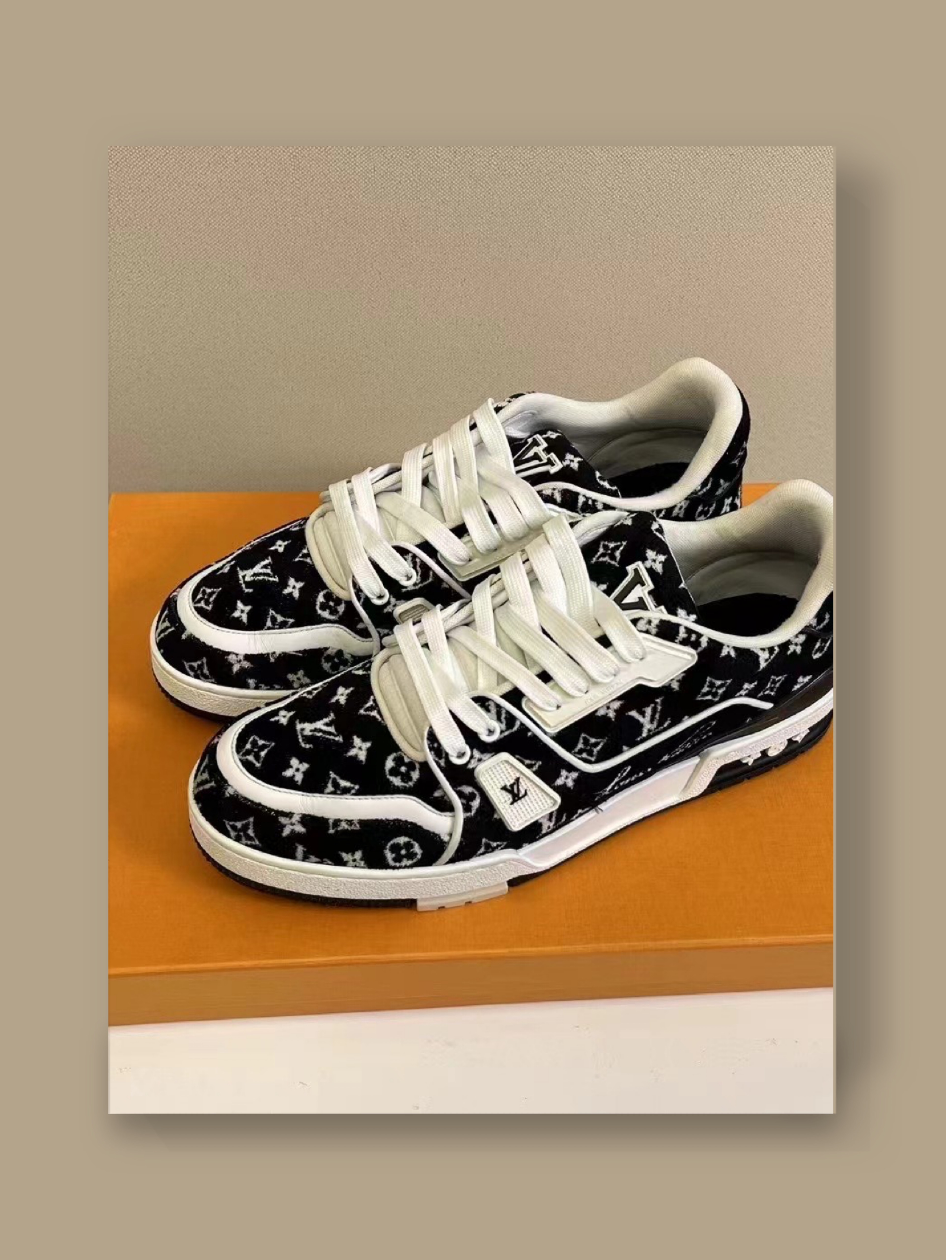 lv trainer 黑白毛绒绒板鞋
