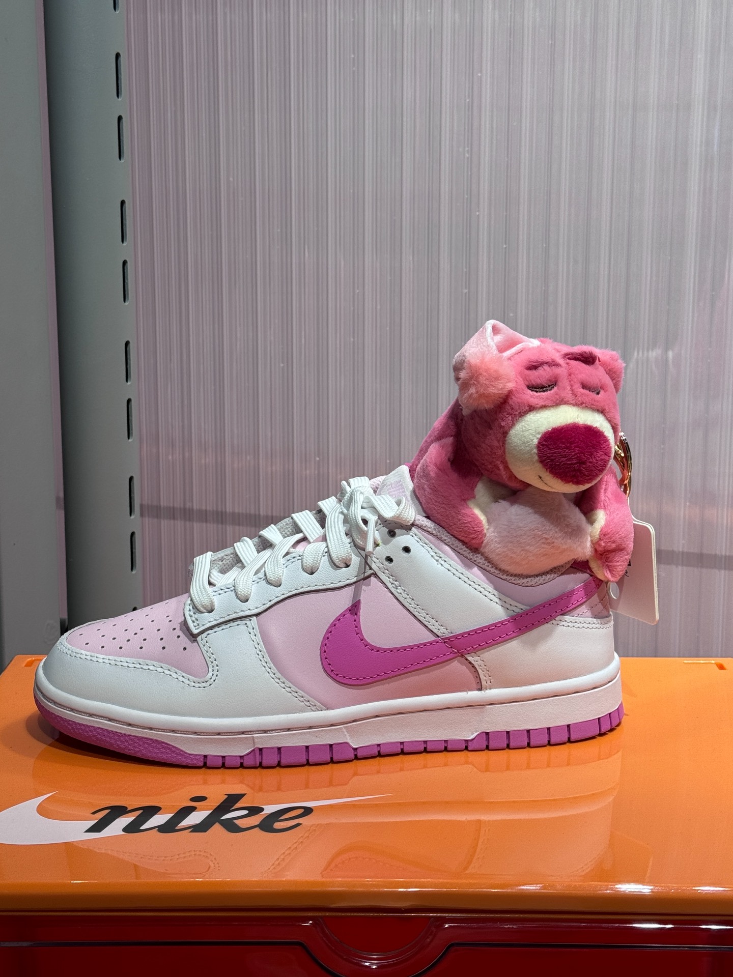 【大人気 】★ナイキ★DUNK LOW Pink Foam&Cacao 早い者勝ち!! Nike Dunk Low Pink Swoosh IB8510-100