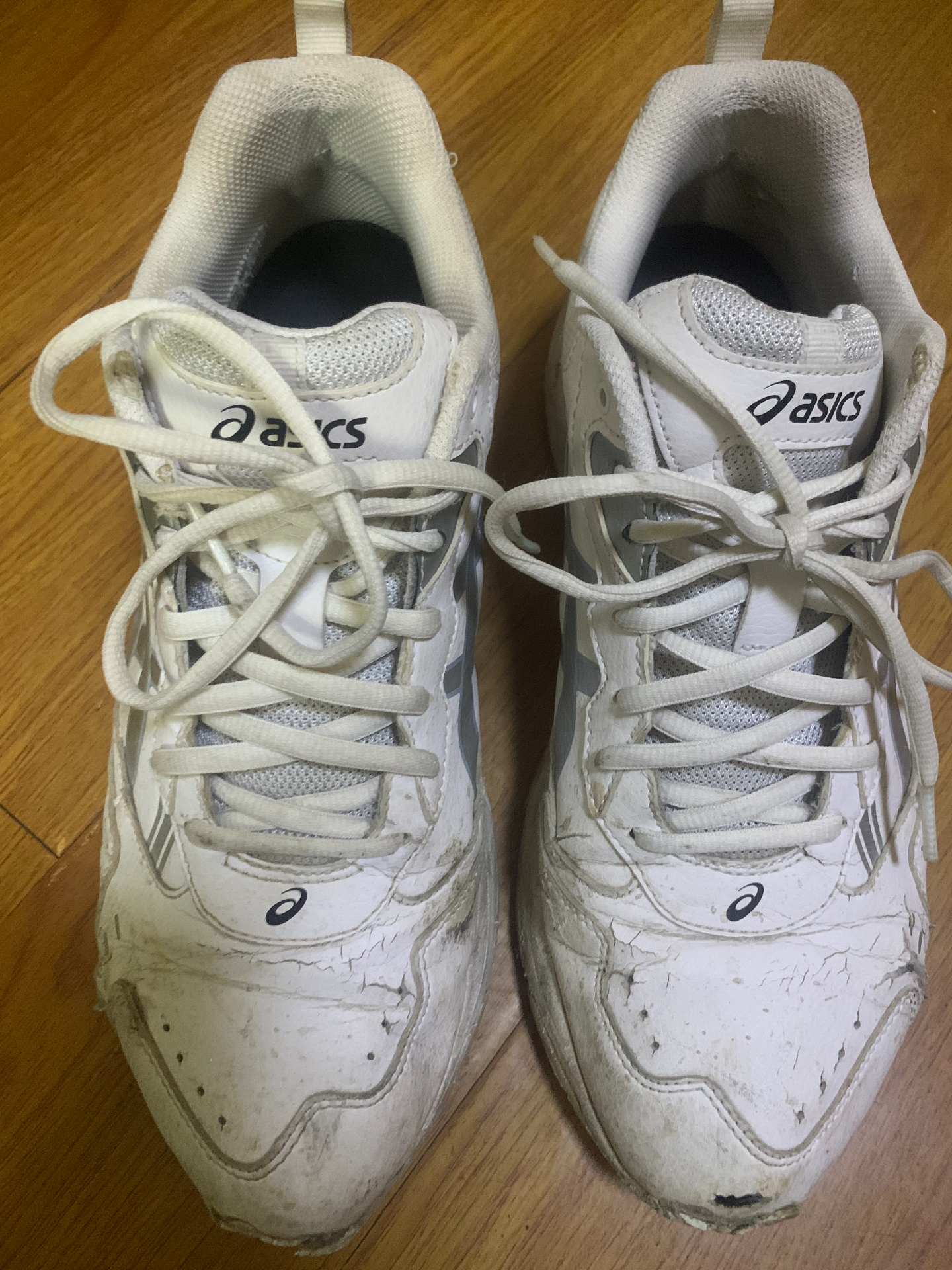 穿了4年的鞋子烂不成样子了