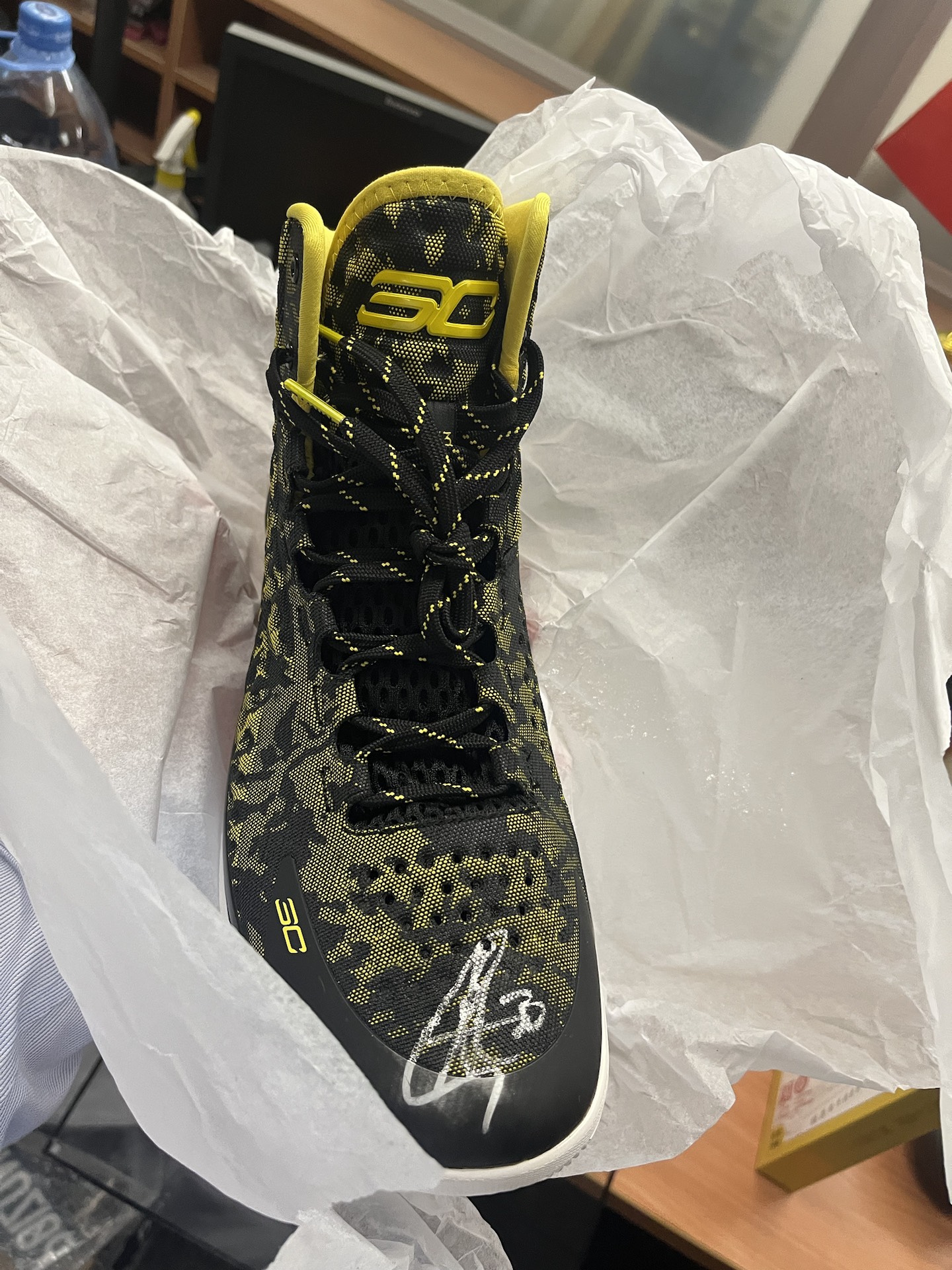 库里1 ayay,据说是库里上脚的第一双签名鞋