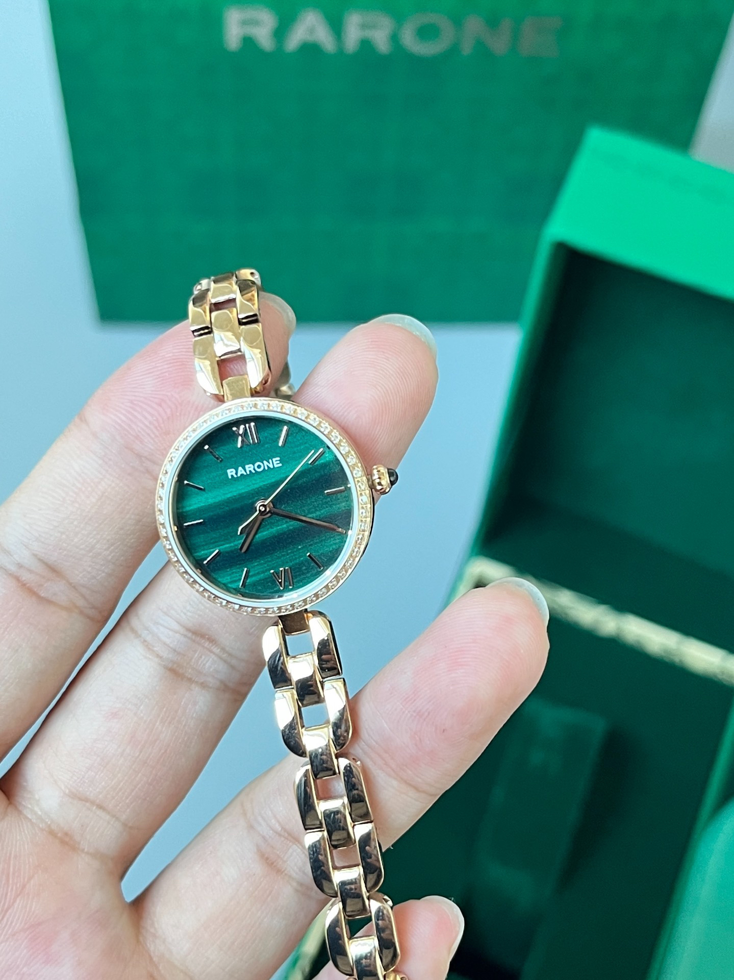 生日礼物推荐 | 复古孔雀绿小圆表9999