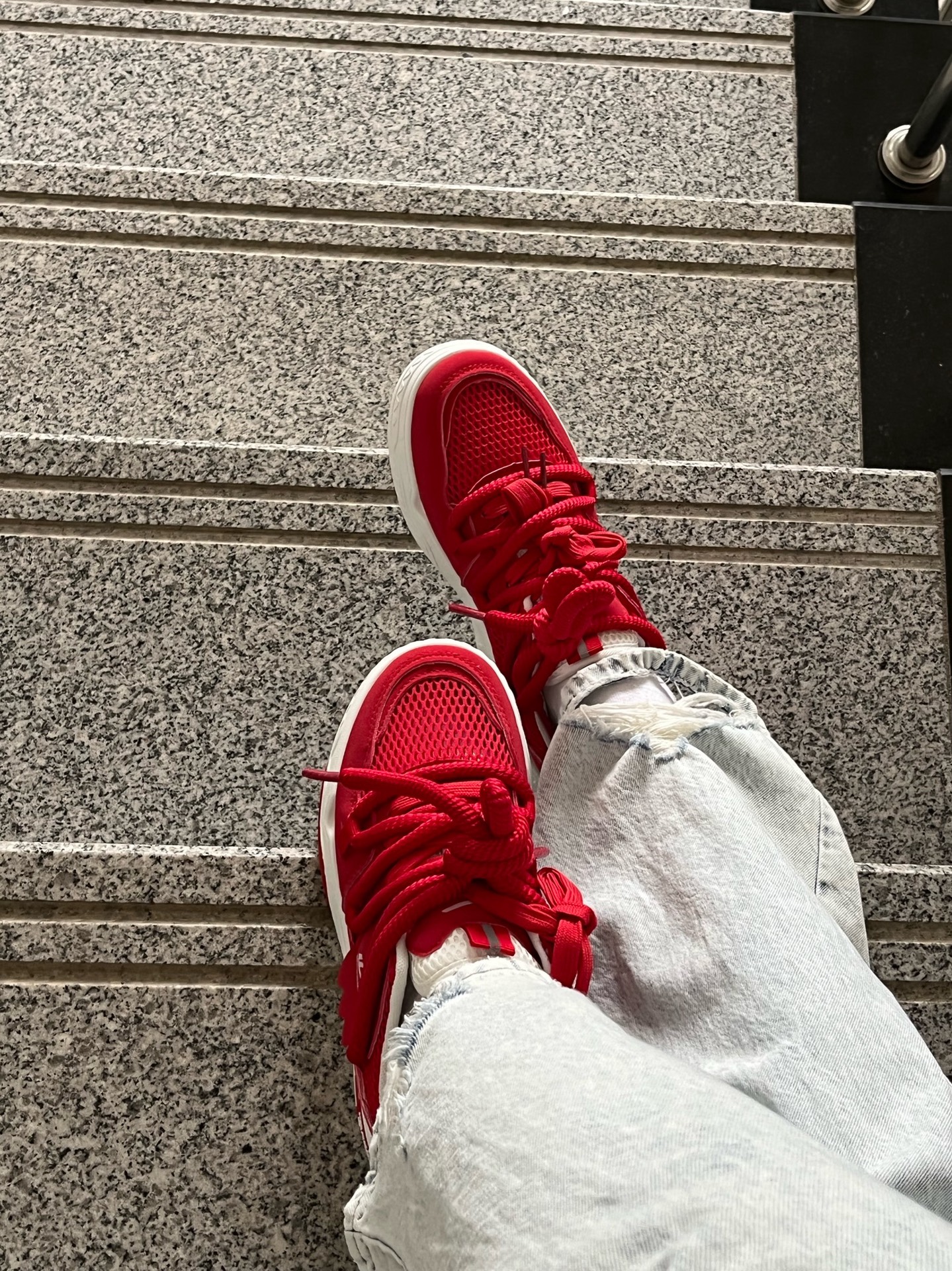 这款板鞋整体主要以红色为主,白色为辅来搭配