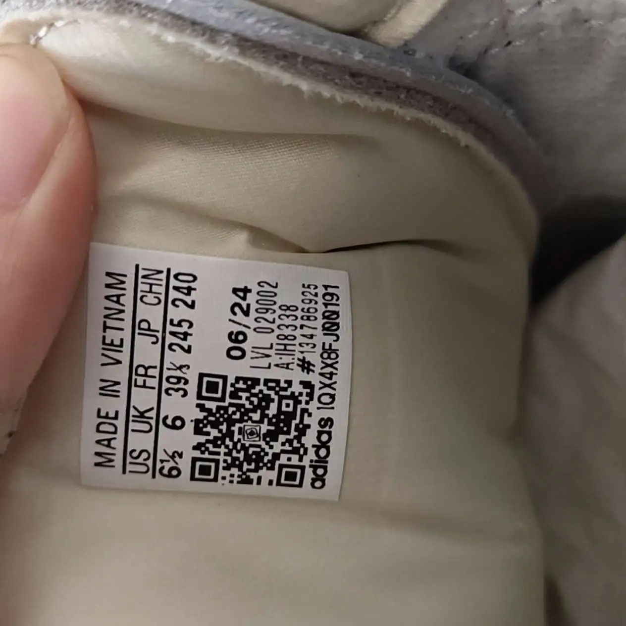 How to Spot FakeRed Adidas Sneakers for Men Authenticity Check - POIZON