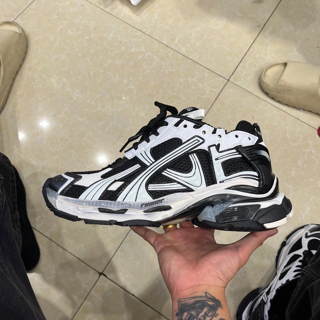Balenciaga Runner Black White Authenticity Check：Key Points to