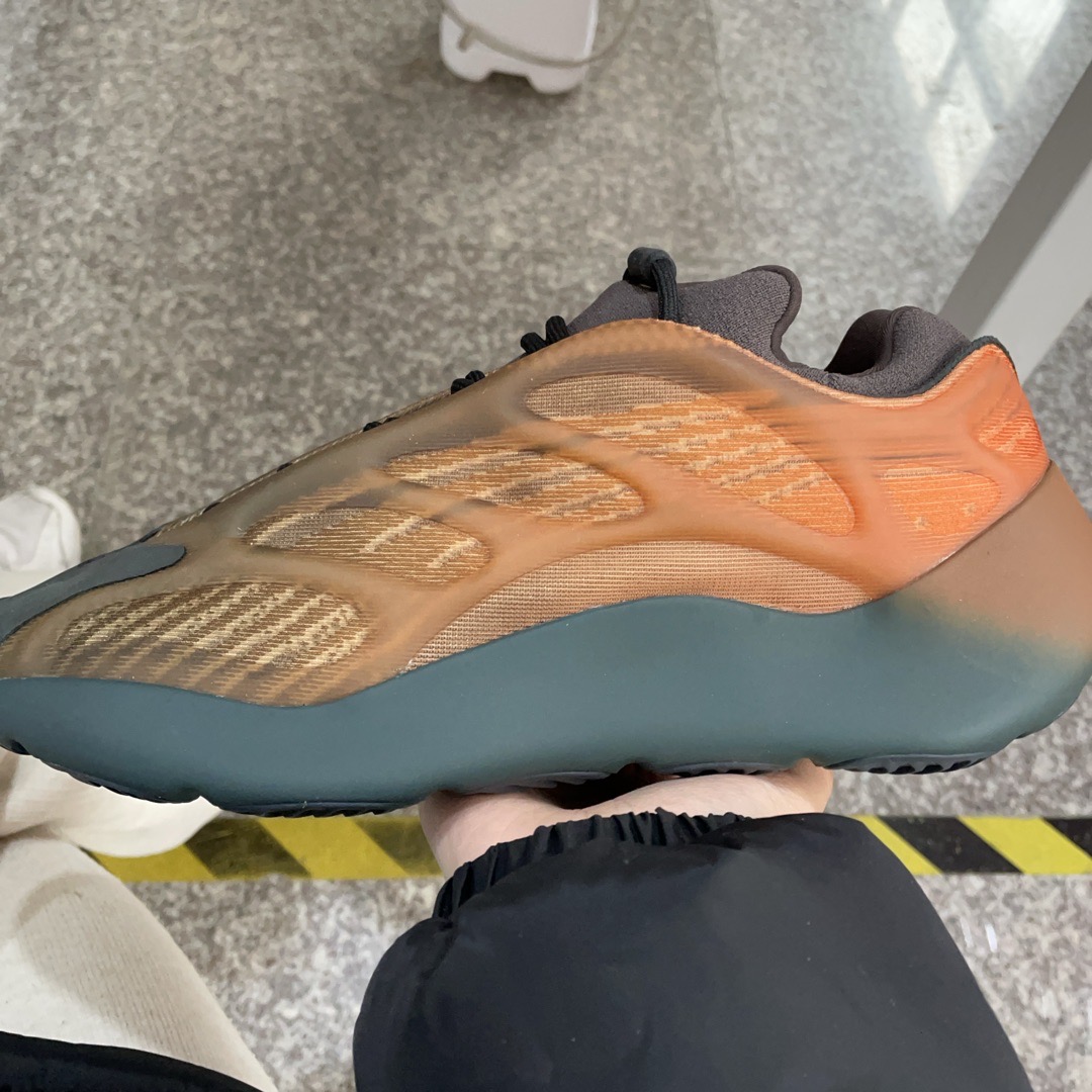 yeezy 700 v3 fake
