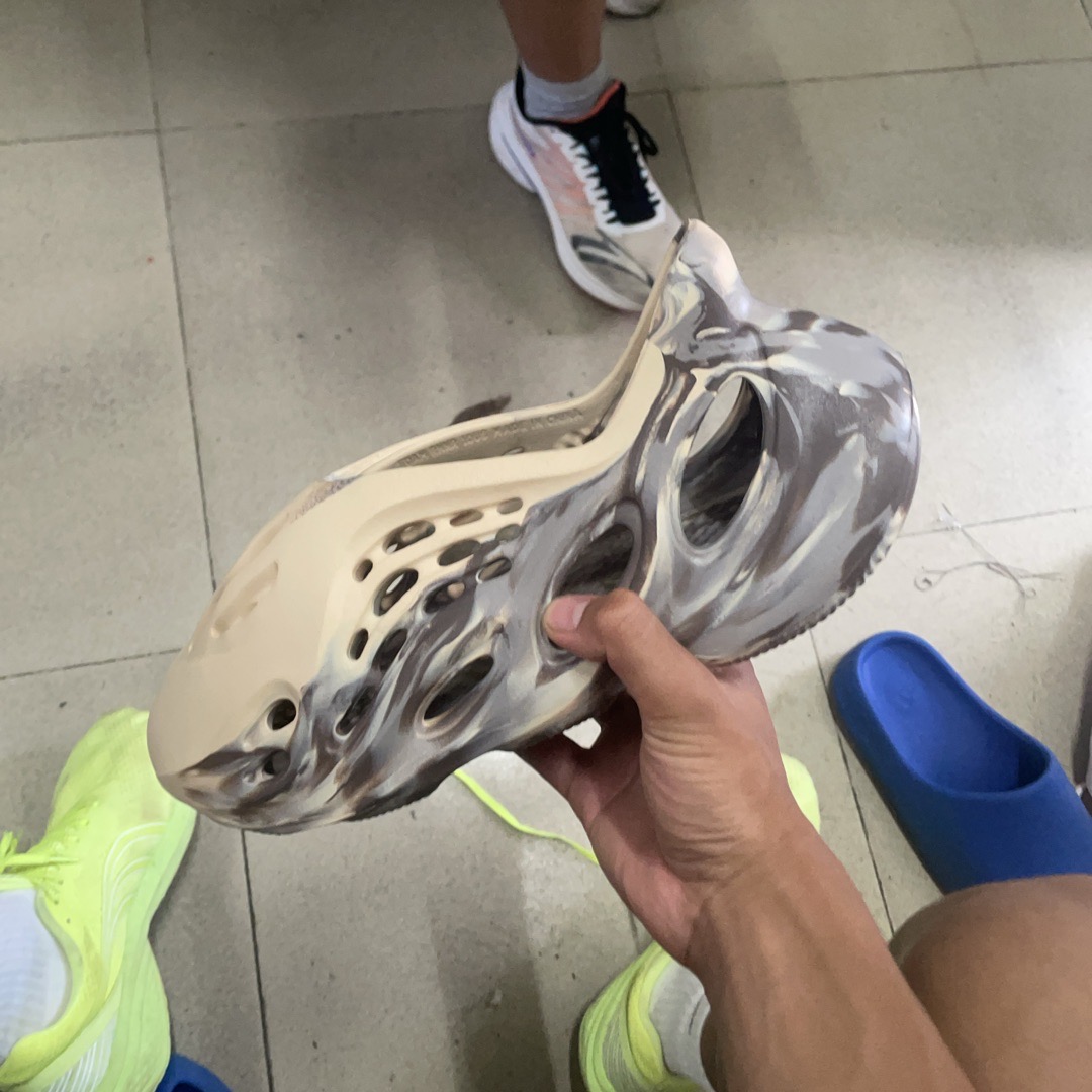 yeezy foam runner mxt moon grey on feet