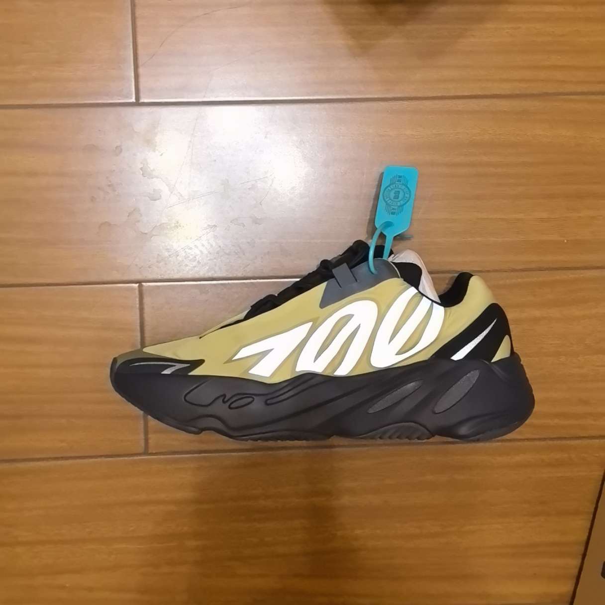 yeezy 700 mnvn cleaning