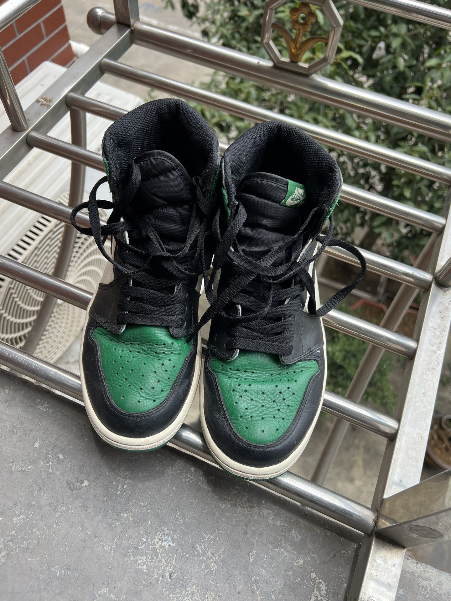 how to spot fake jordan 1 pine green