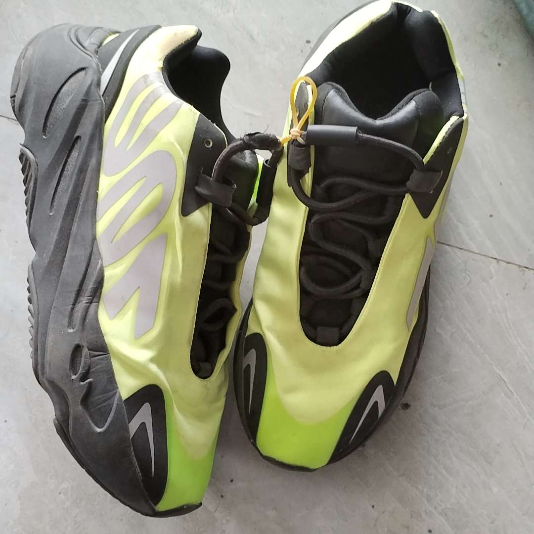 yeezy 700 mnvn cleaning