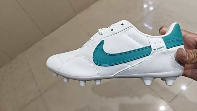 duplicate nike football shoes