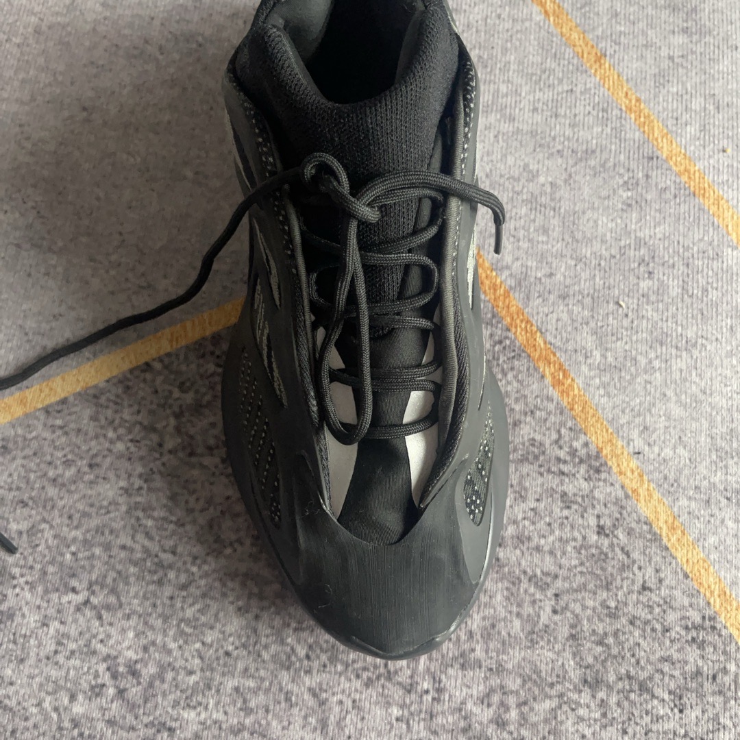 fake yeezy glow in the dark