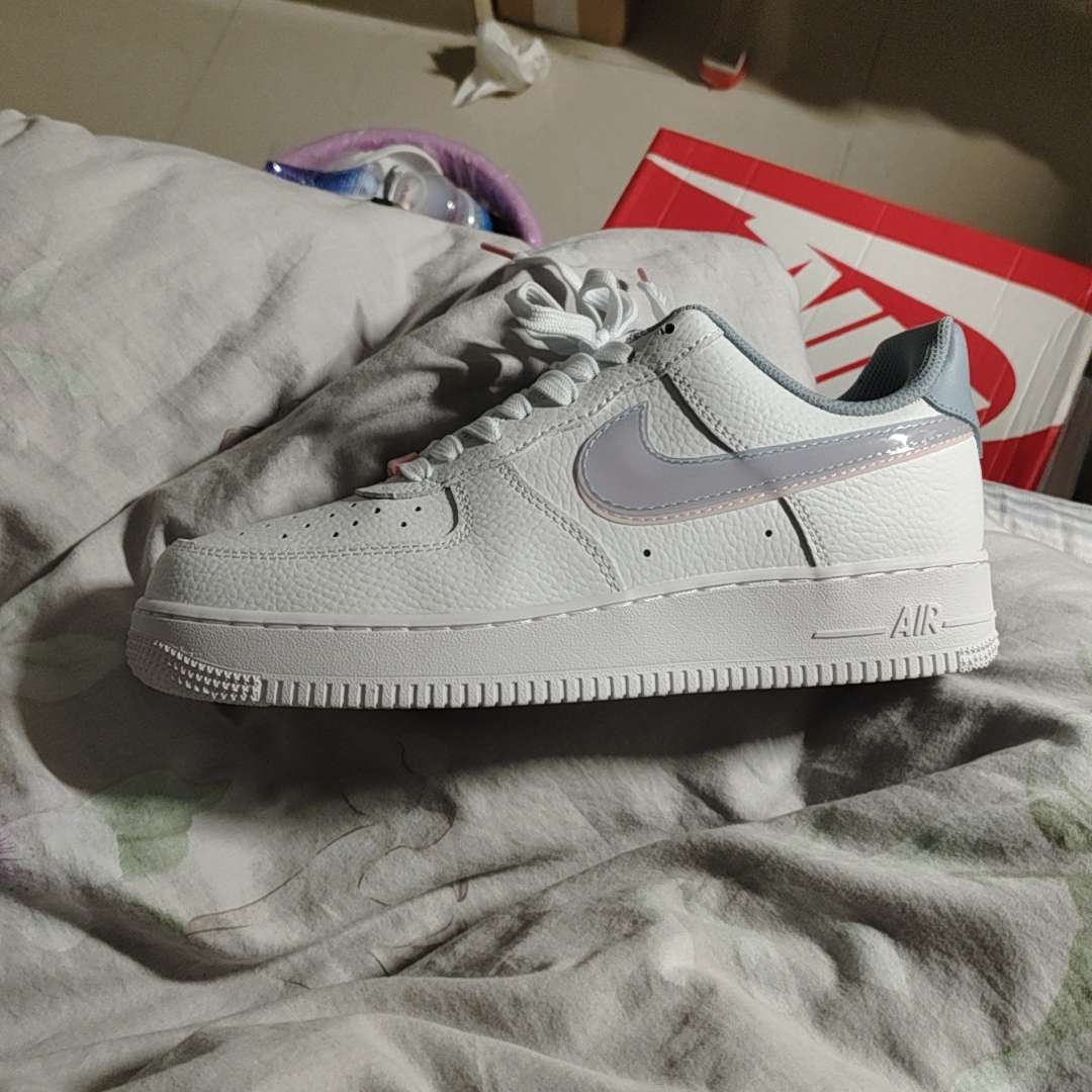 nike swoosh backwards on shoes