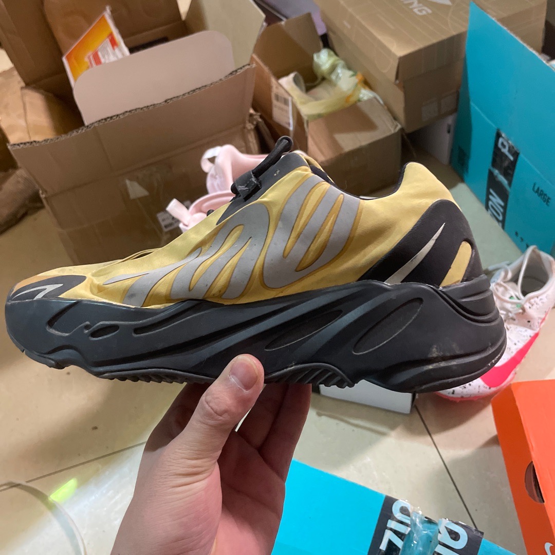 fake yeezy 700 mnvn