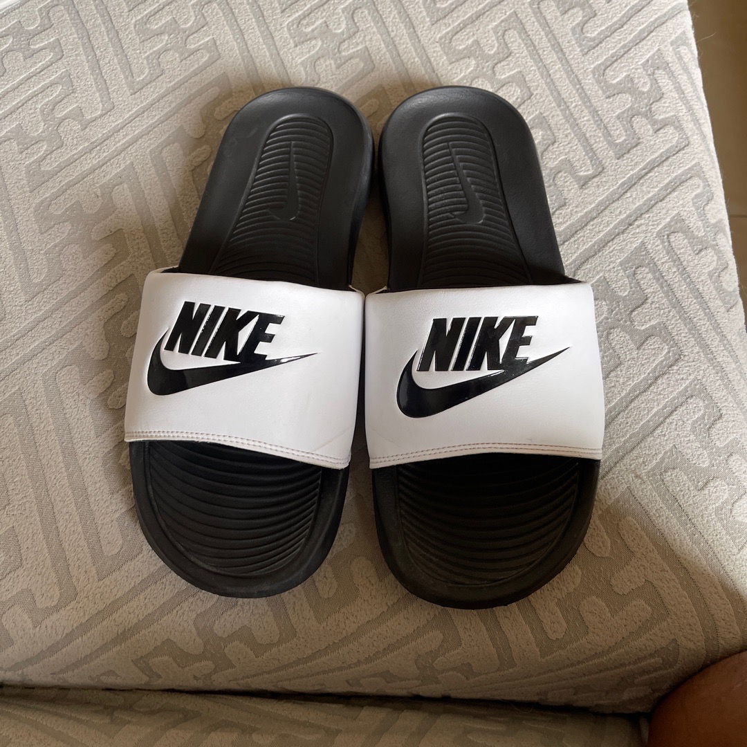 how to identify original nike slippers