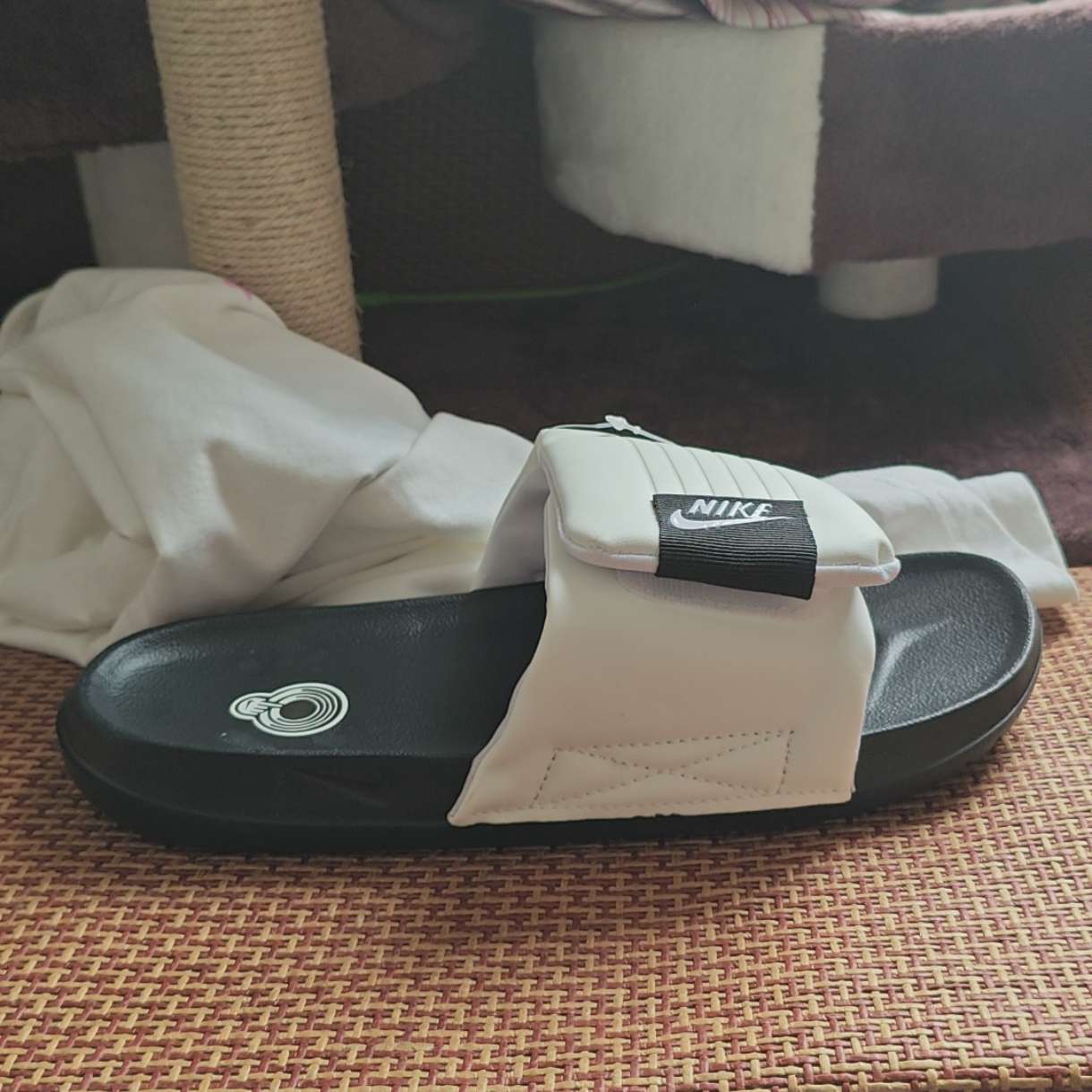 how to identify original nike slippers