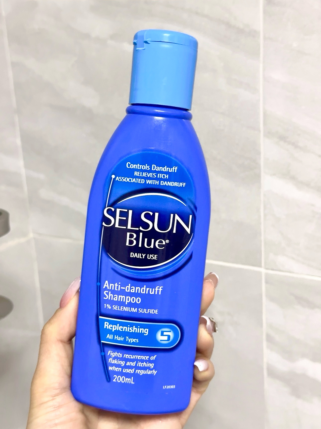 头屑多,头发油,每天都得洗头,真的太崩溃!