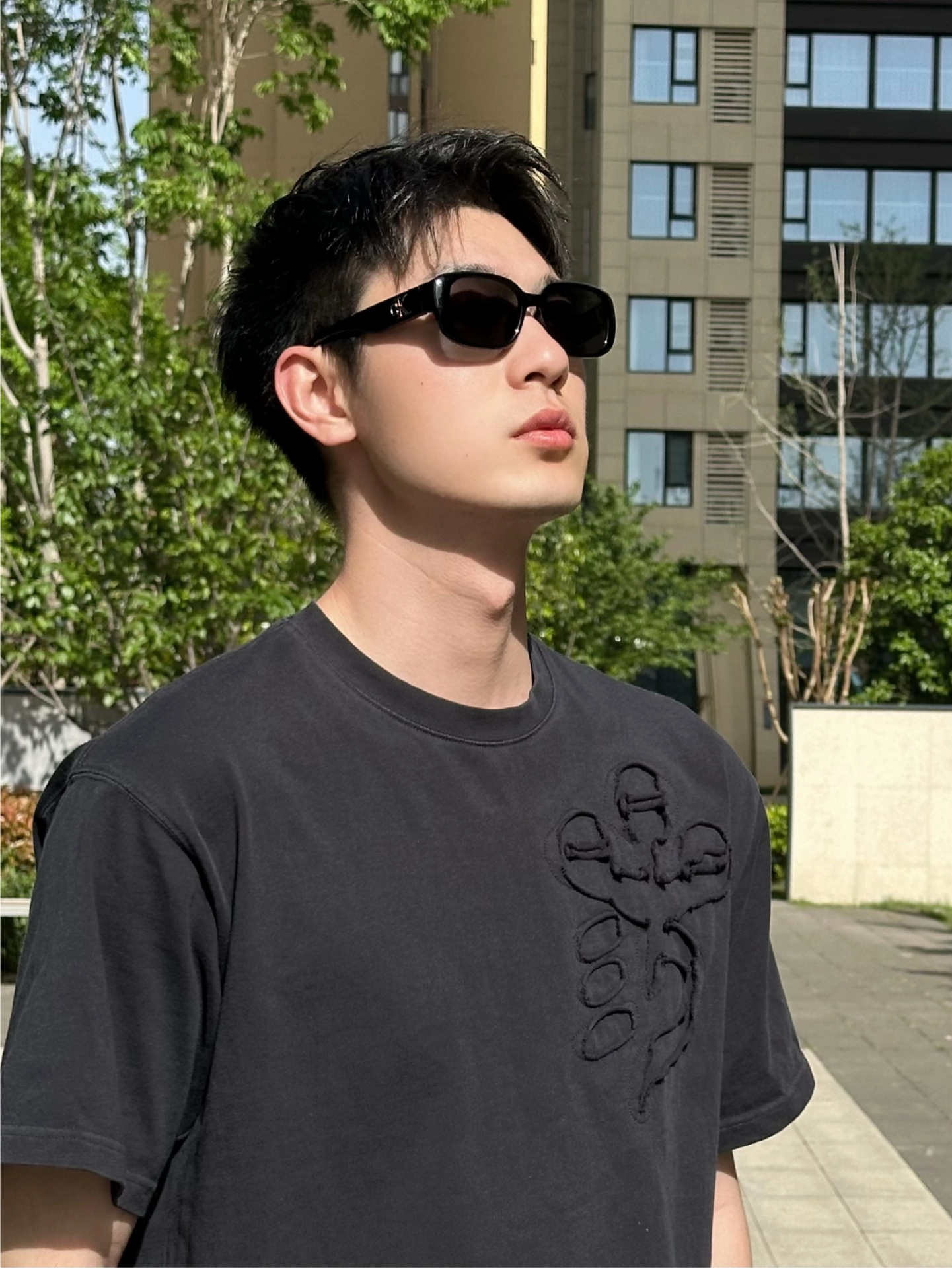 终于知道帅哥为什么都喜欢戴墨镜了