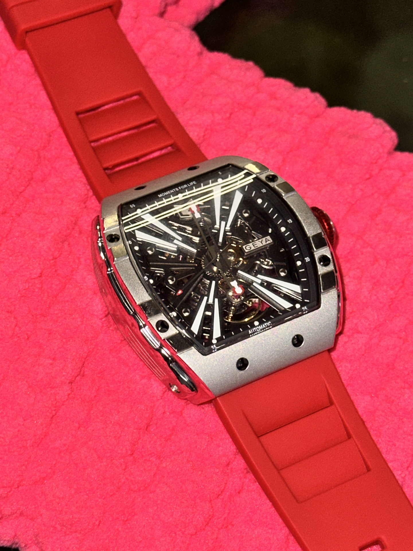 很适合过年戴的一款表表带大红色寓意在新的一年里财源广进#新年戴新