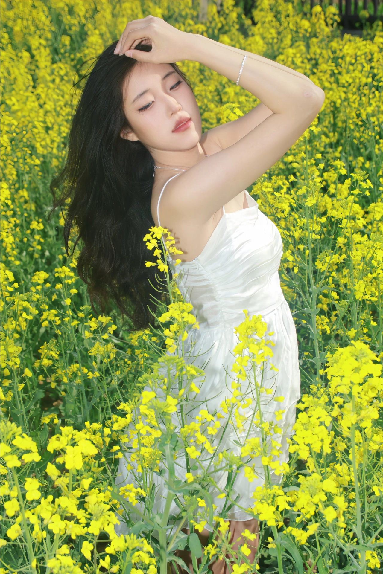 这款白色吊带裙也太适合夏天啦!