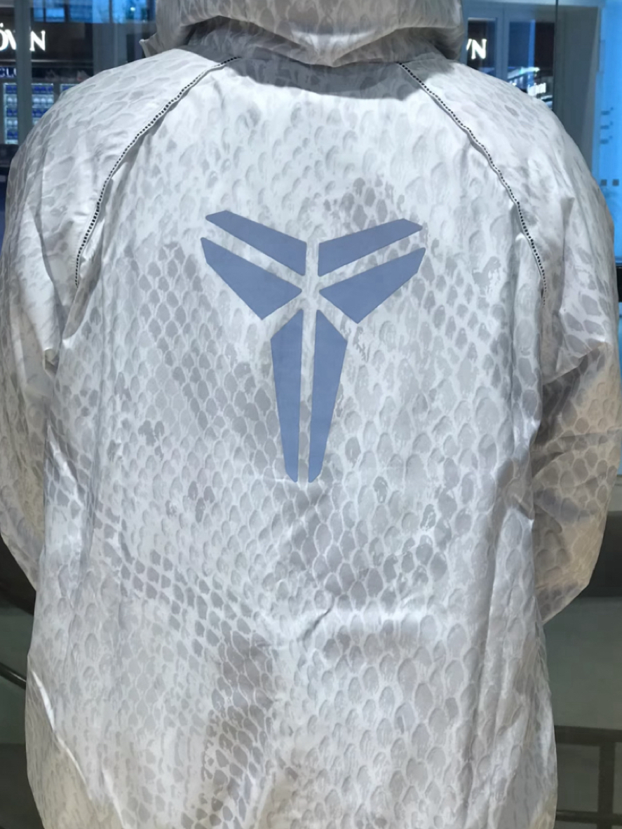 科比布莱恩特秋季反光logo的银灰蛇纹外套太酷了吧!🔥