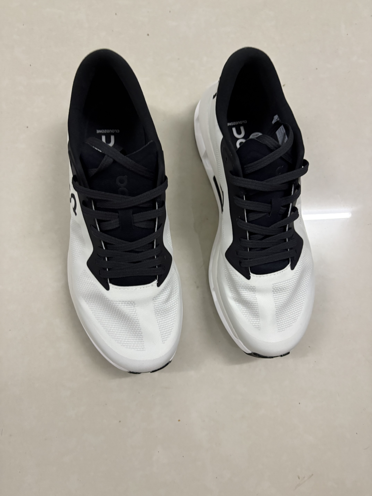 custom review-On Cloudzone Амортизация Противоскользящие Поддержка Низкий Топ Беговые кроссовки Мужские Белый Черный