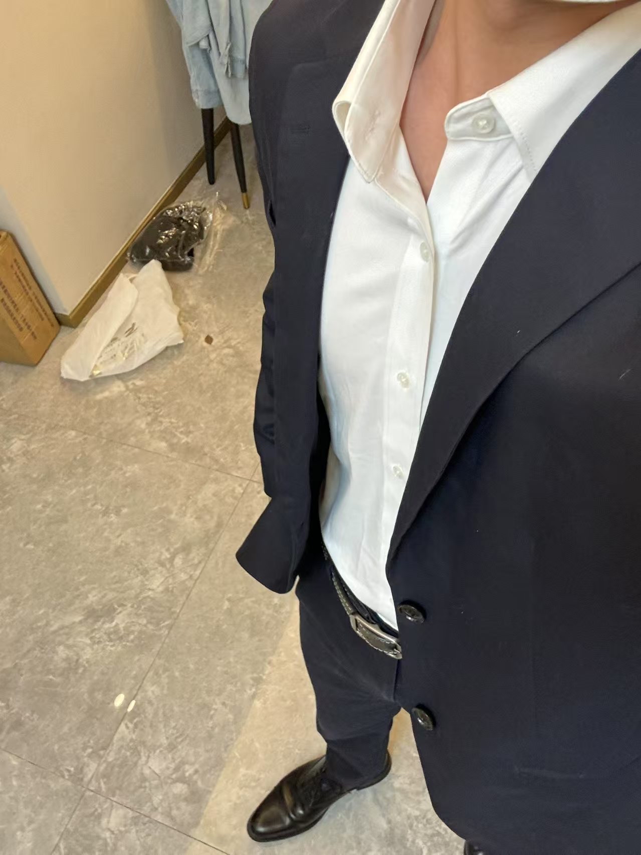 皮鞋下跪