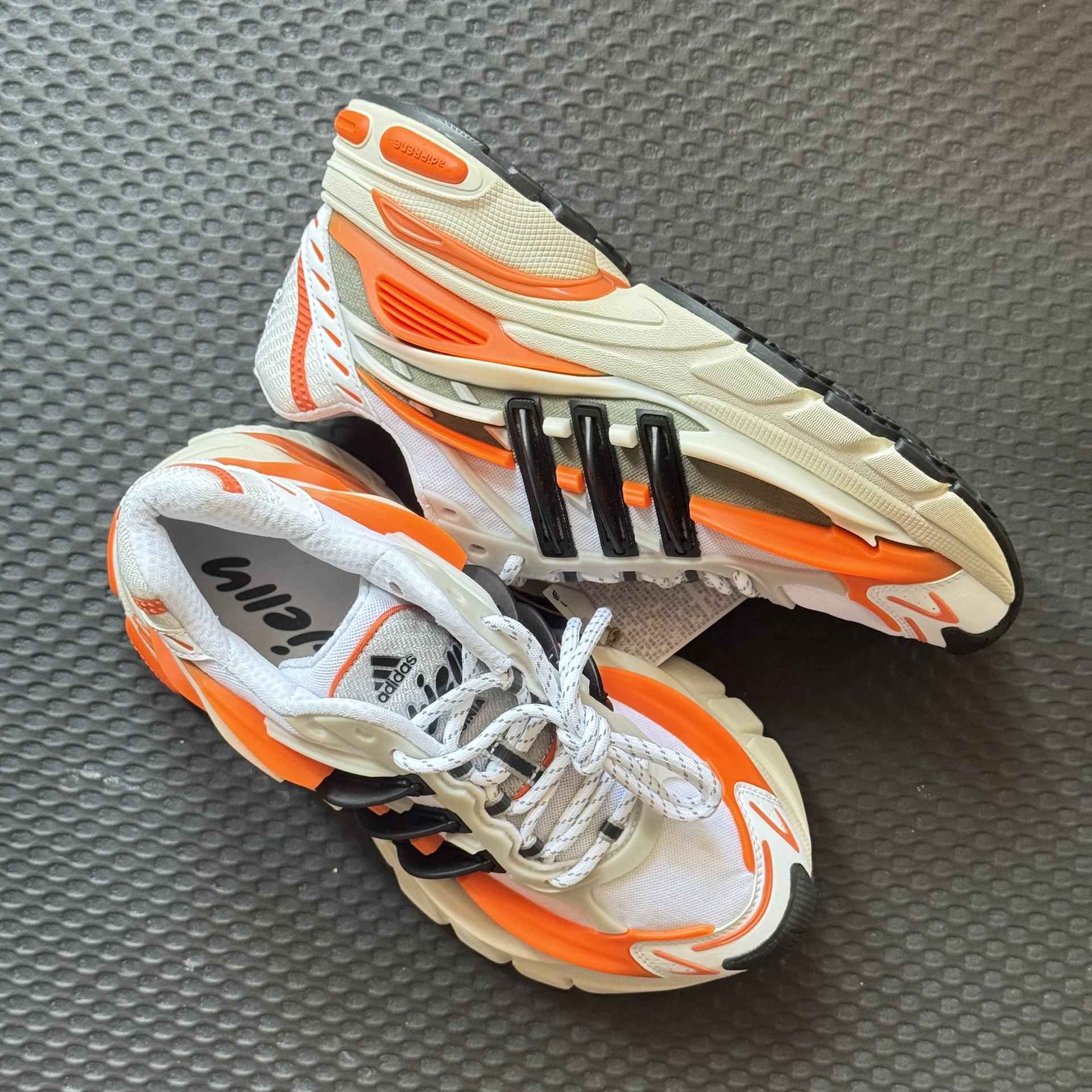 三叶草x pharrell "jellyfish"