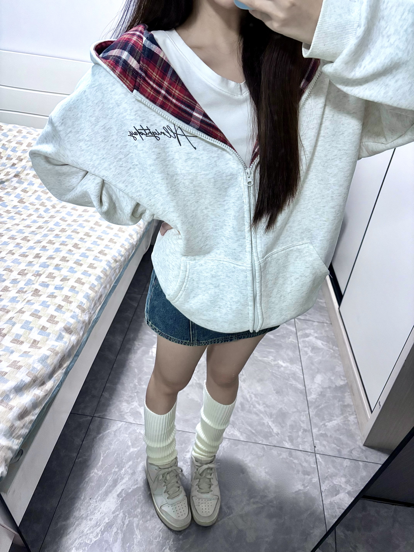 浅灰连帽卫衣外套穿搭