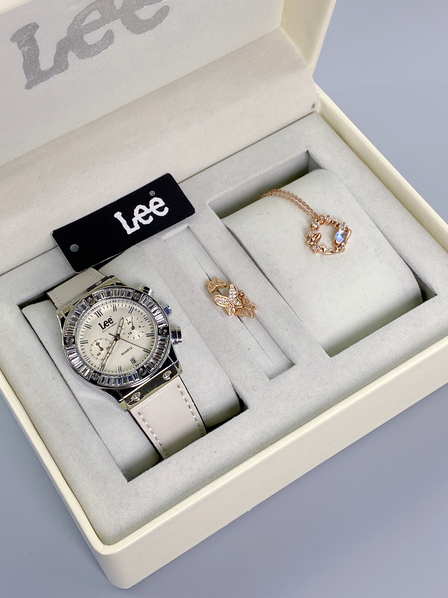 lee家的介款手表尊嘟没人可以拒绝啊啊啊!
一戴上手敲有气质!