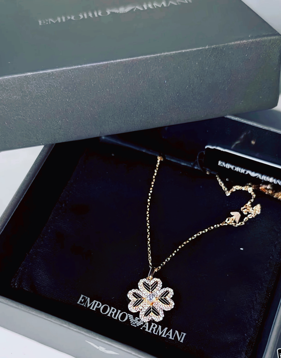 04女大 给闺蜜全款拿下阿玛尼项链