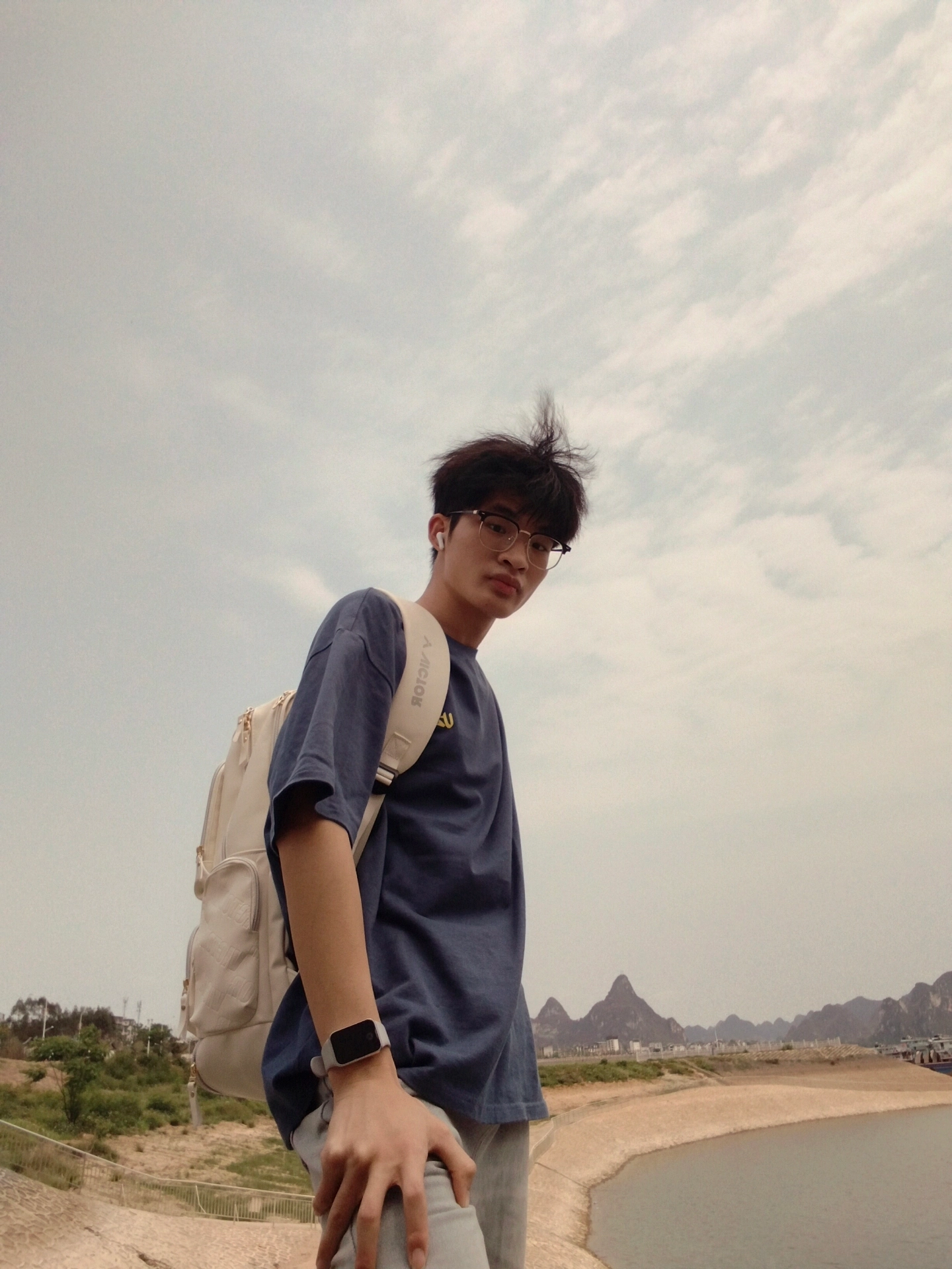 风撩起头发是把坏心情都带走