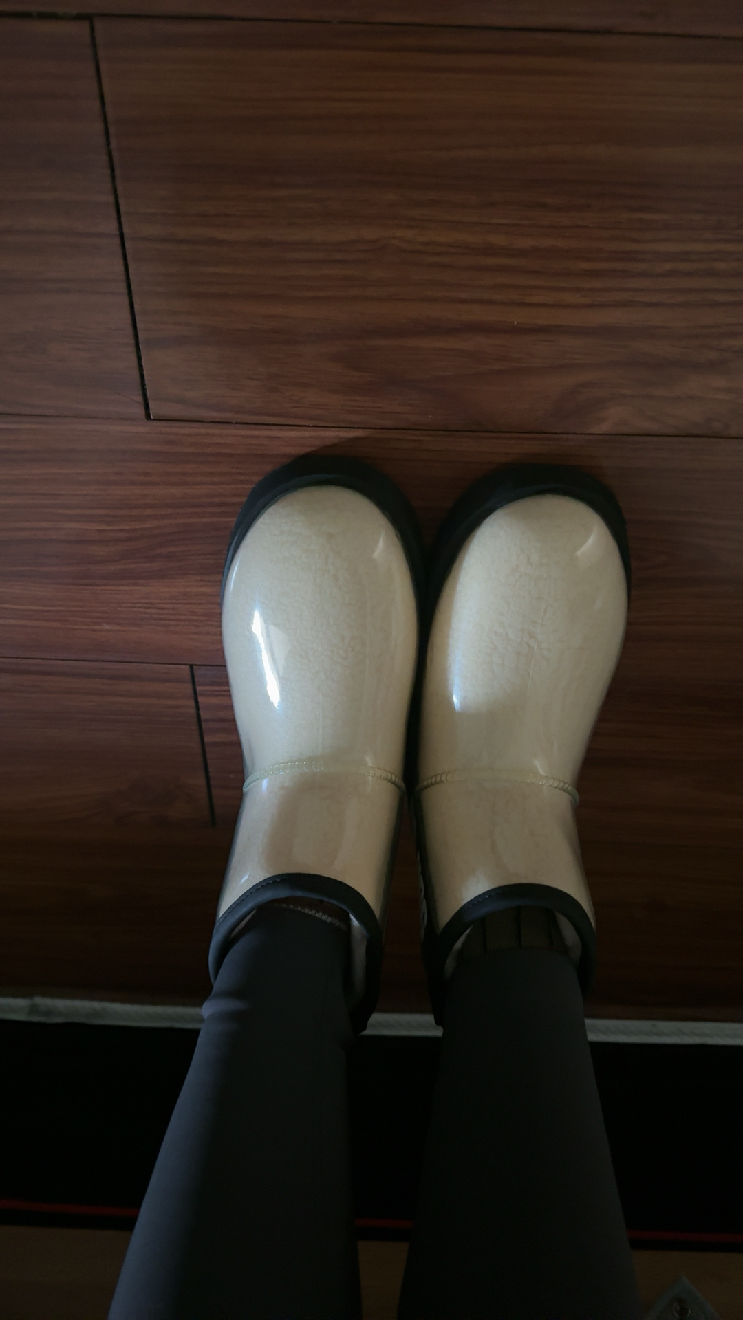 custom review-UGG CLASSIC CLEAR MINI Термостойкий противоскользящий короткий снегокат женский черный молочный белый