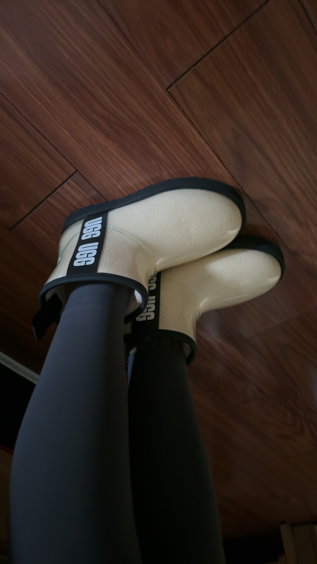 custom review-UGG CLASSIC CLEAR MINI Термостойкий противоскользящий короткий снегокат женский черный молочный белый