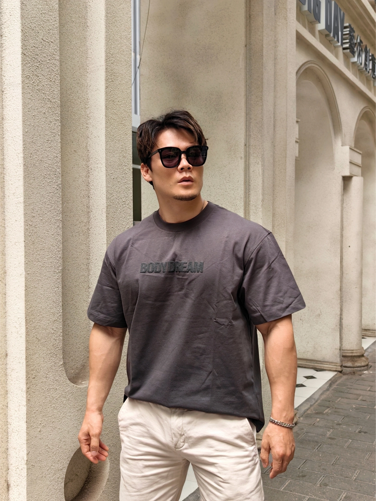 位帅气大叔,他有帅气脸蛋,还有一身腱子肉,不用提那阈值拉满的男人味