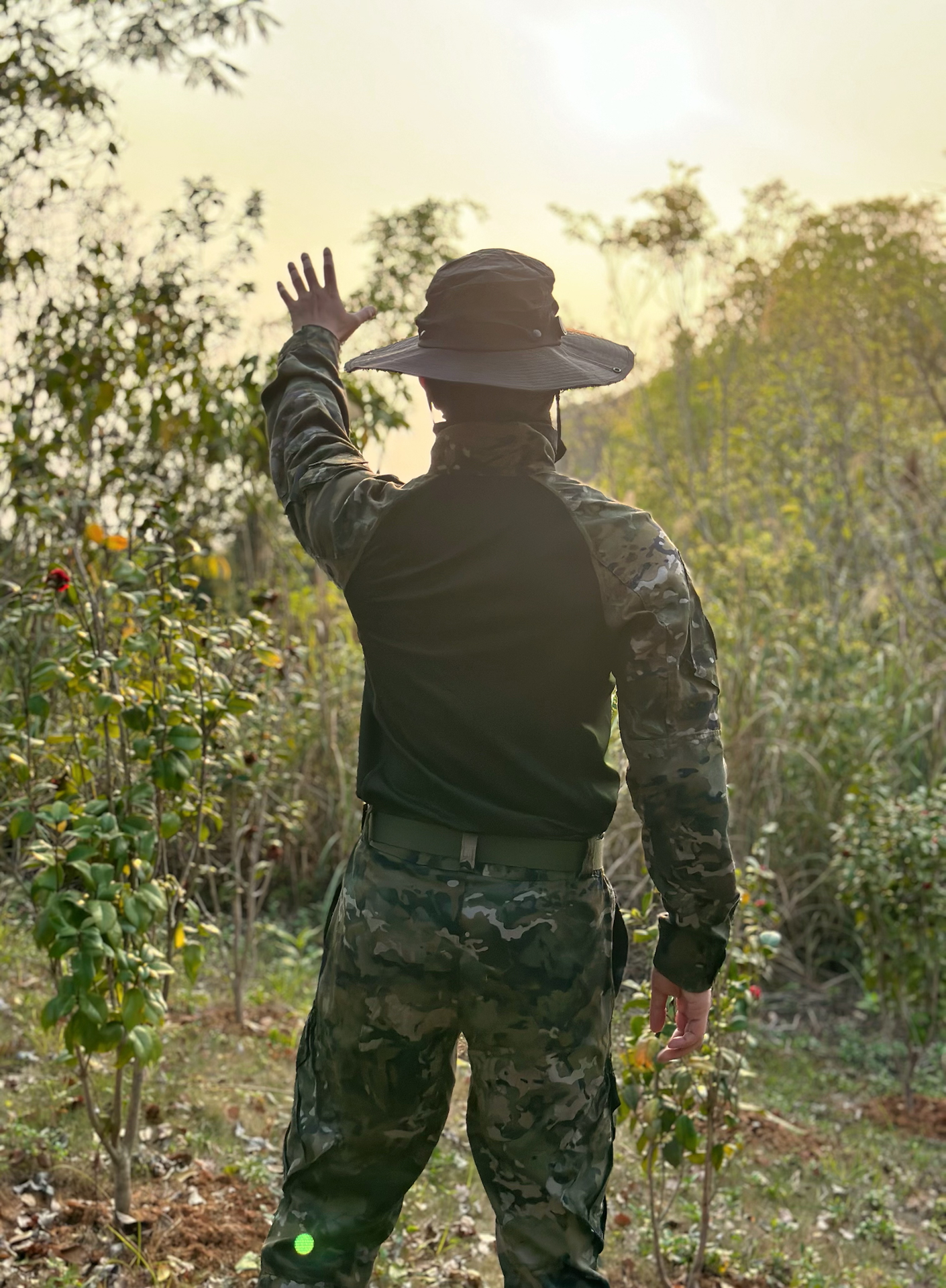 夏天上山 🌇
防晒产品要安排好 
一套21式水墨云纹迷彩蛙服
脚踩21