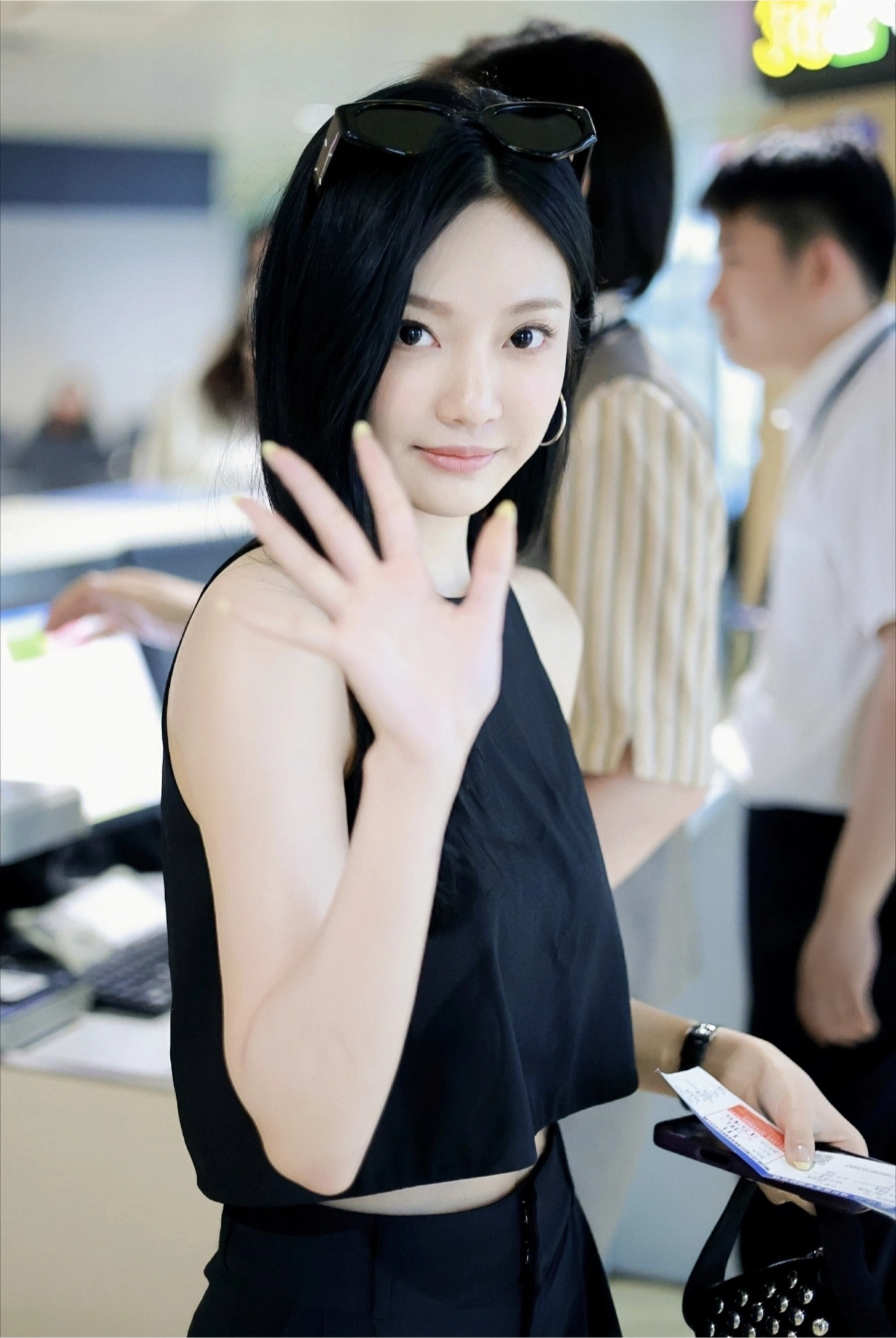 明星私服#解锁宁艺卓三亚机场休闲穿搭,舒适感拉满