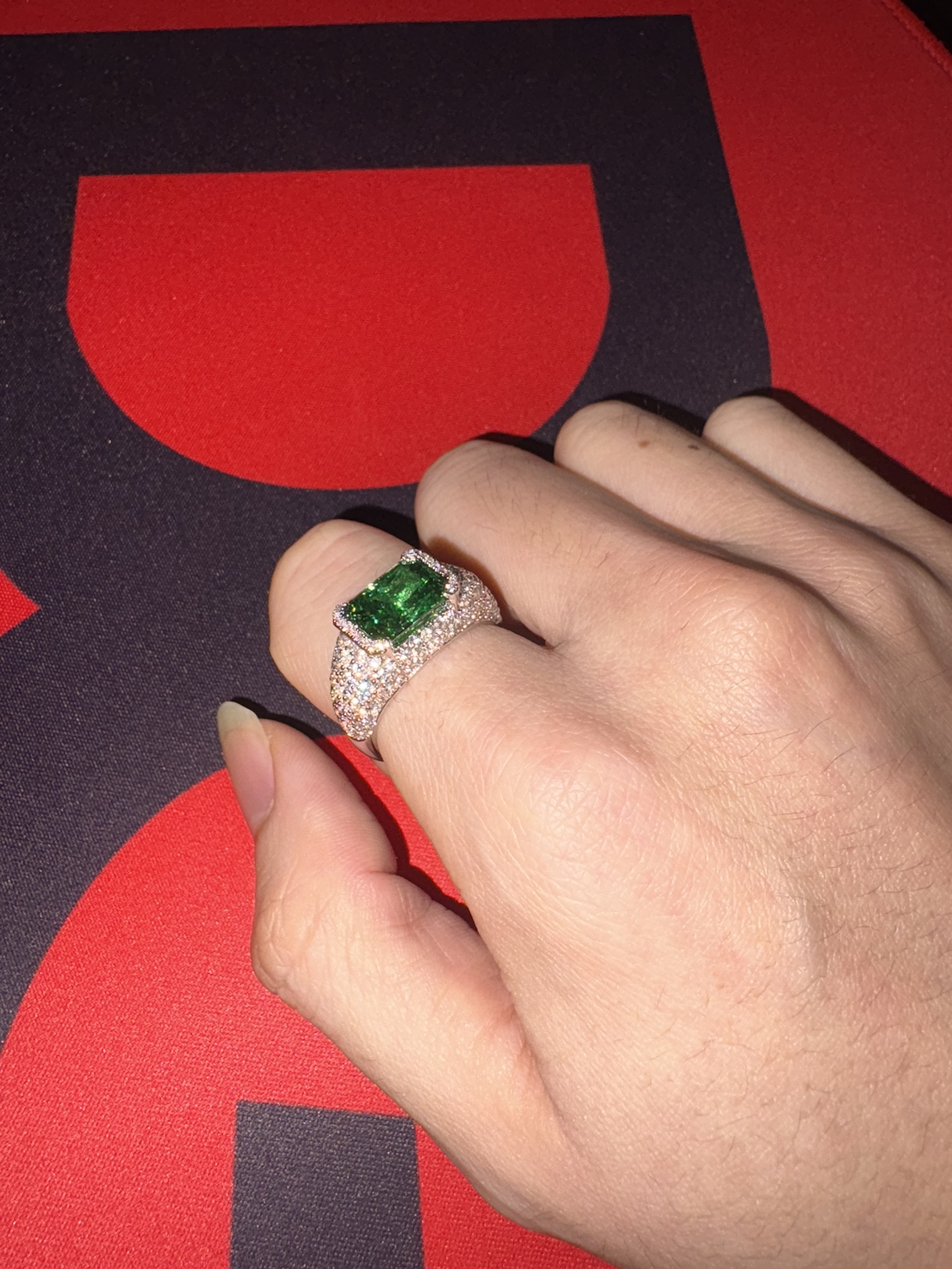 橄榄绿宝石戒指