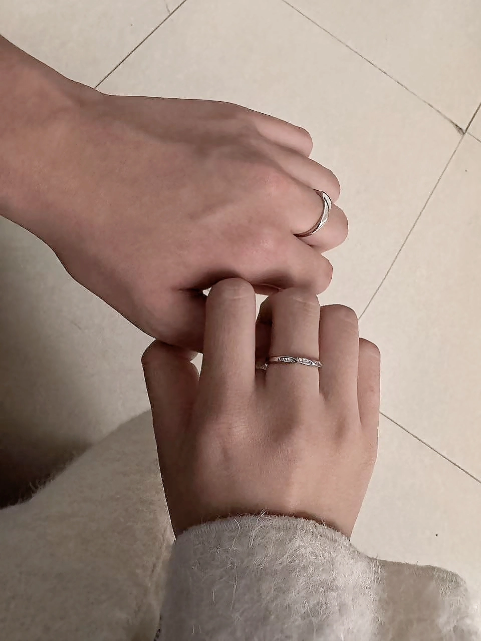 一个都吼精致吼blingbling的
而且纯银材质可以放心佩戴
当作情侣恋爱