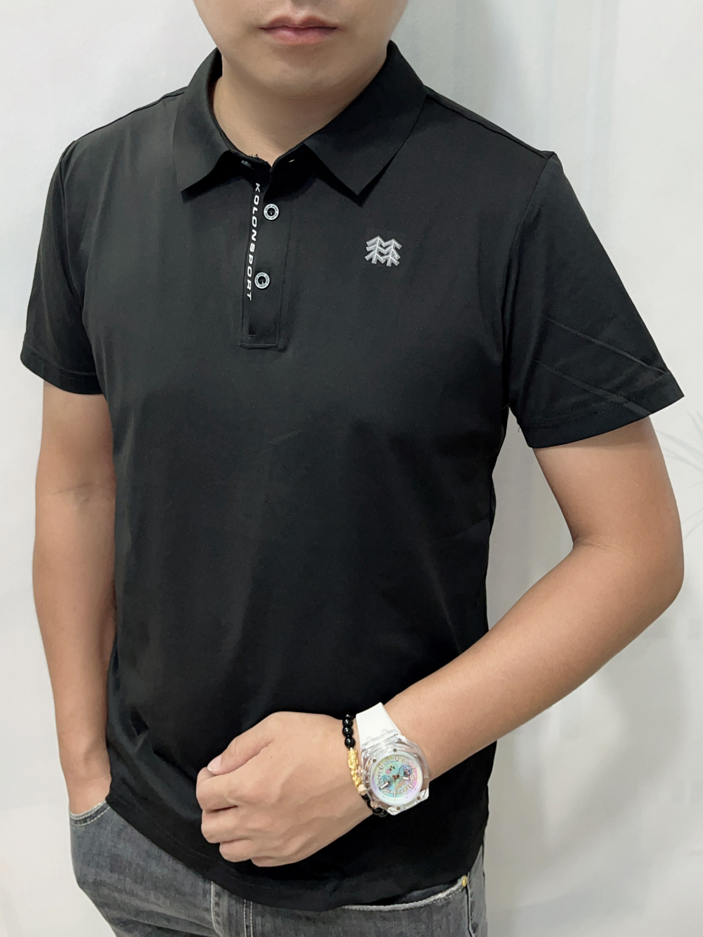 男生夏天怎么穿搭才帅?当然是穿黑色短袖佩戴小手表啦!