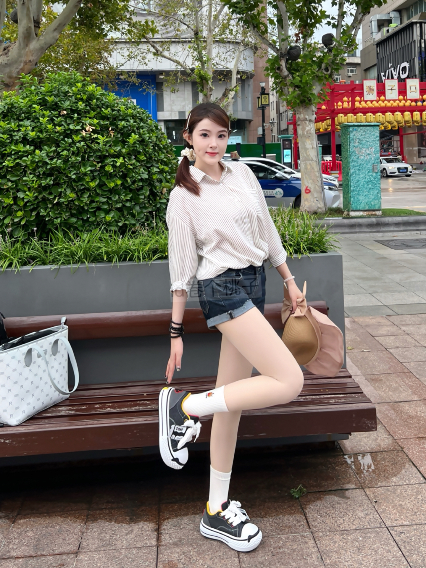 上脚很显乖 
厚底设计 走路舒服 视觉上修饰身材比例
搭配一双小白袜