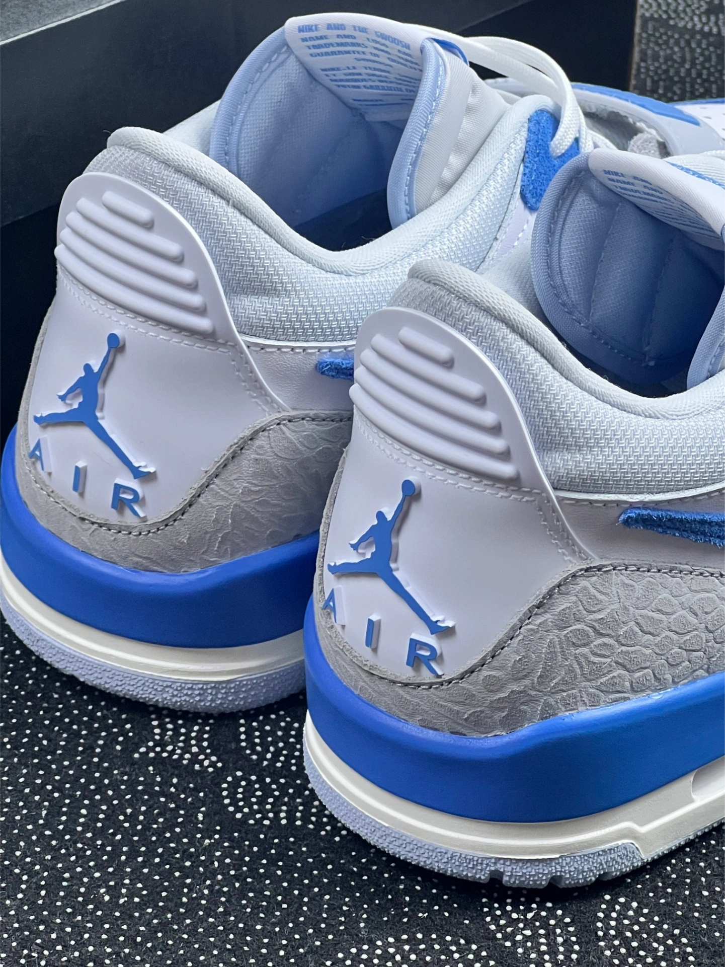 白色透气孔鞋面搭配蓝色麂皮,质感丰富,侧面魔术贴带"nike"字样,后跟