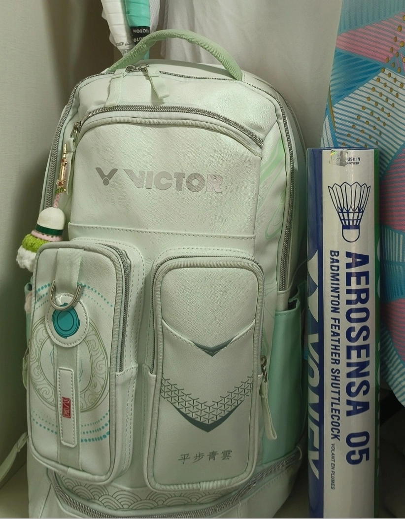 一款胜利家的高颜值高容量羽毛球包